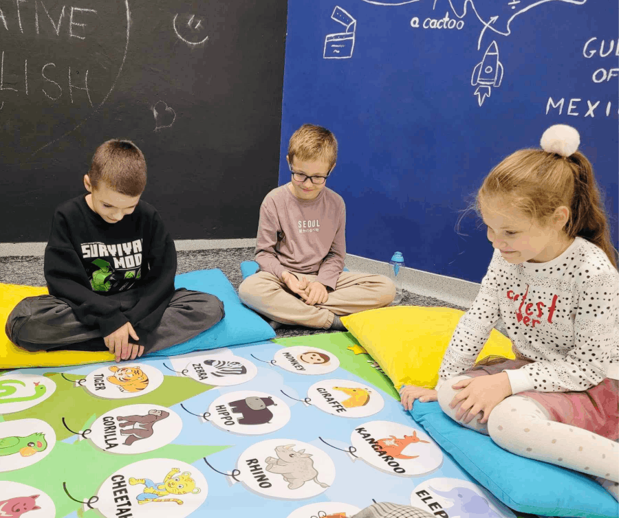 Dzieci z podstawówki uczą się angielskiego w Toruniu