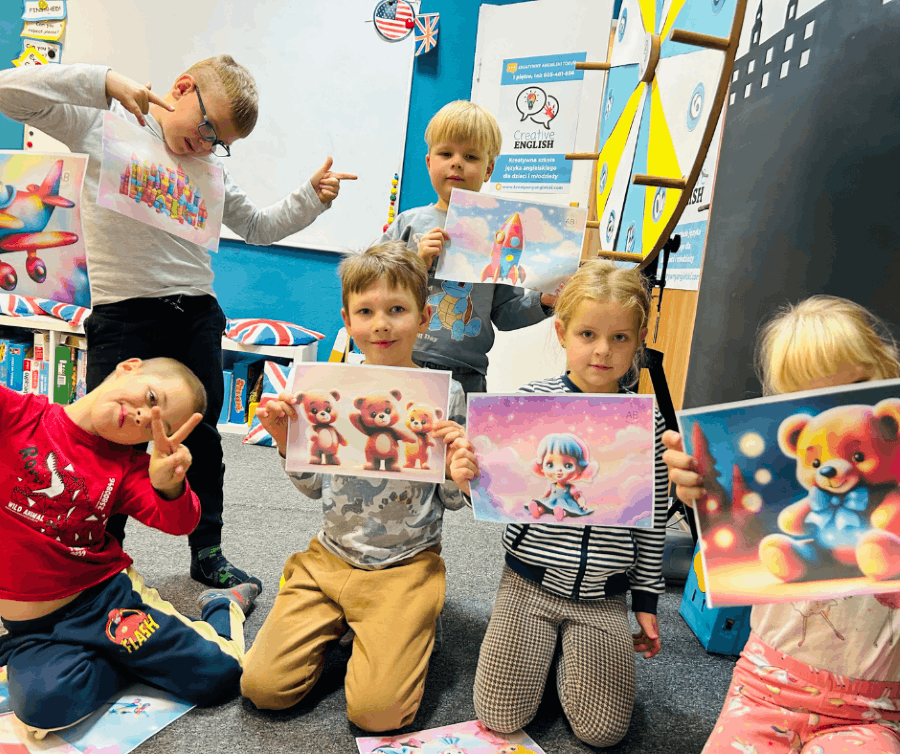 kameralna grupa dzieci ucząca się języka angielskiego
