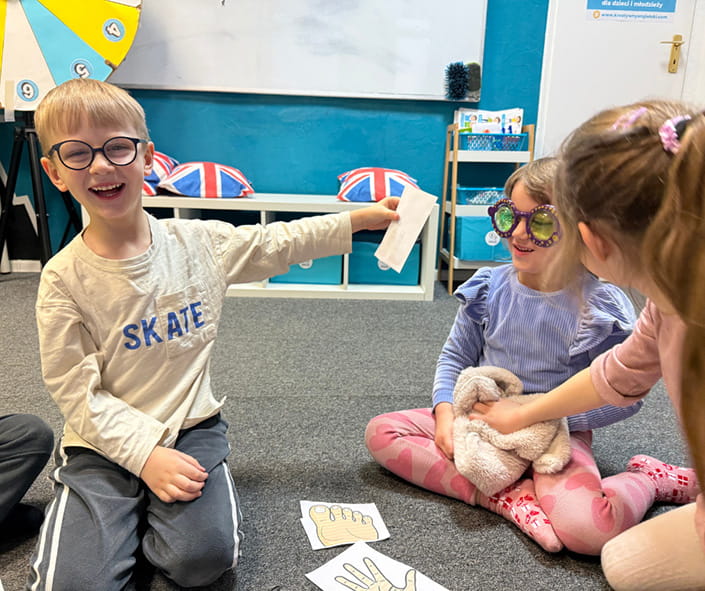 Dzieci zadowolone z rozwoju swoich kompetencji językowych