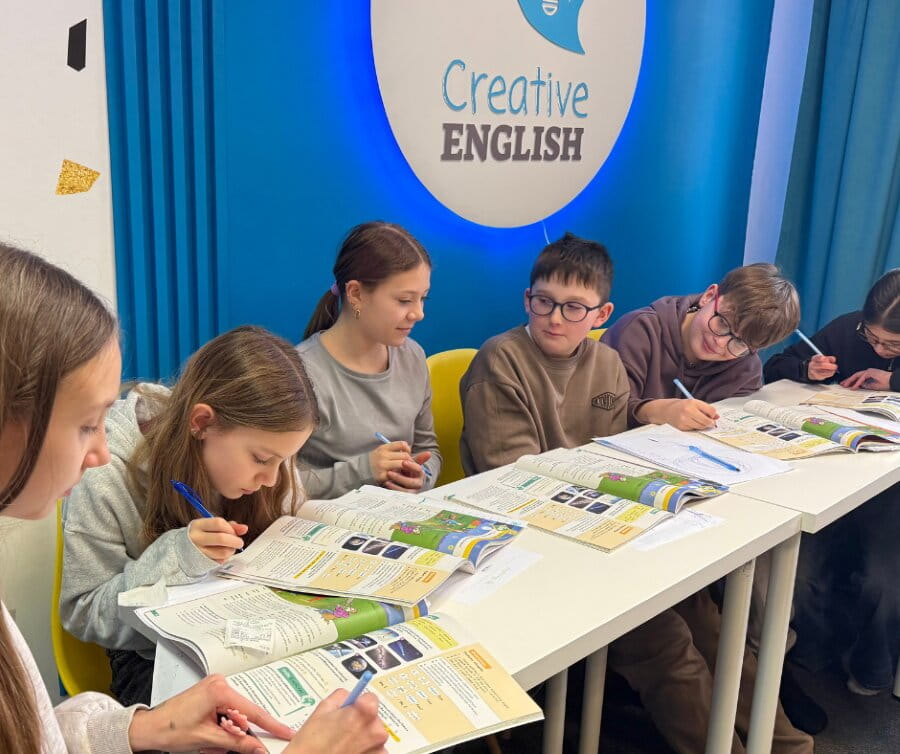 Młodzież ucząca się języka angielskiego w Creative English w Toruniu