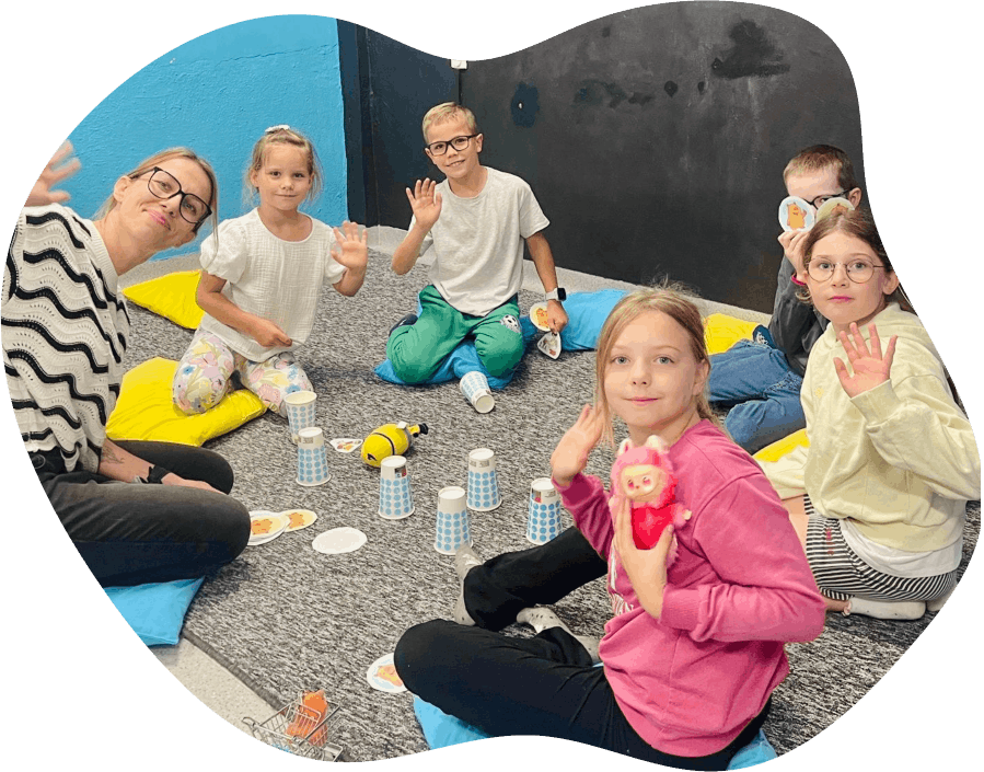 nauczycielka ucząca angielskiego dzieci z podstawówki w Toruniu